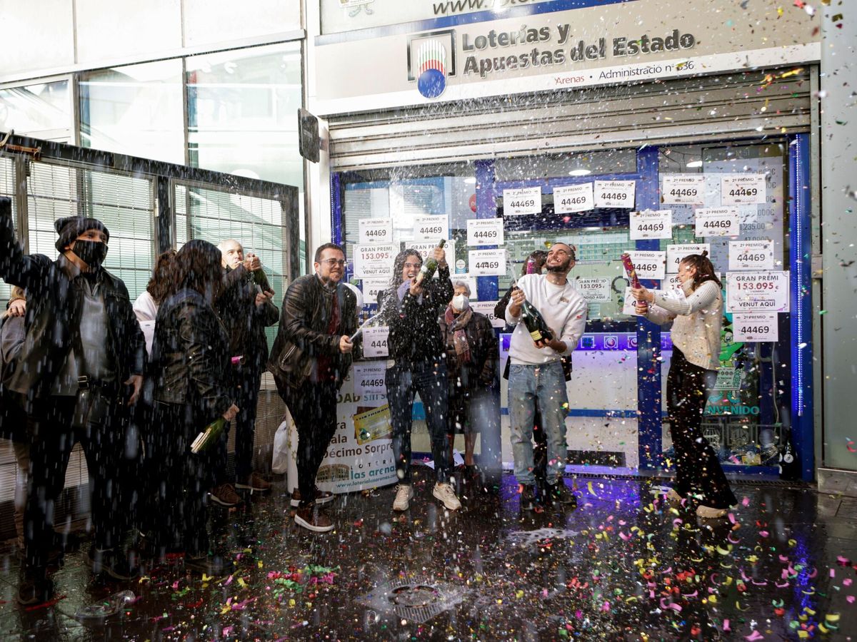Foto: Celebrando el segundo premio del Sorteo Extraordinario de la Lotería del Niño 2022. (EFE/Quique García)