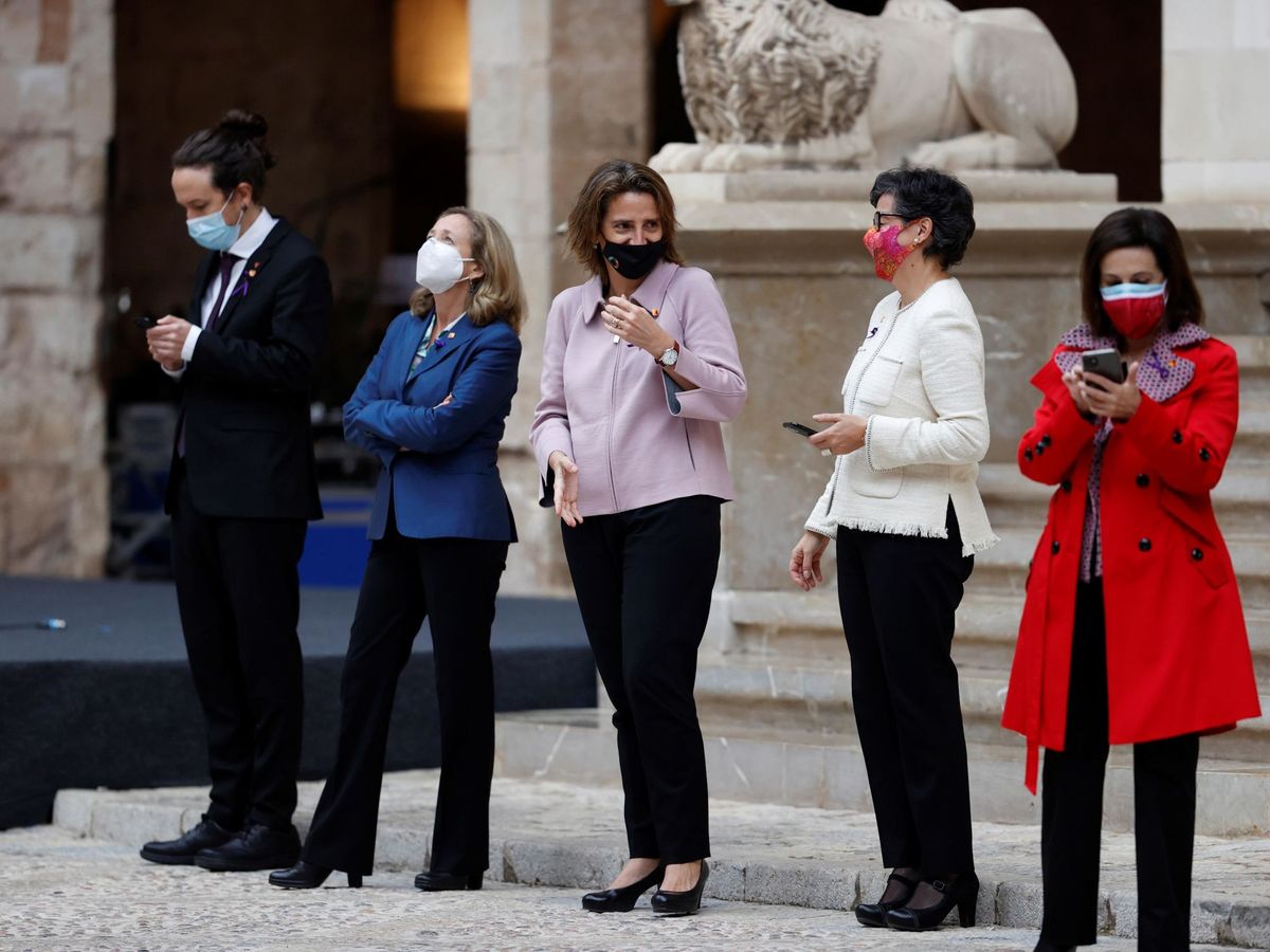 Foto: Los vicepresidentes Pablo Iglesias, Nadia Calviño y Teresa Ribera; la ministra de Exteriores, Arancha González Laya, y la ministra de Defensa, Margarita Robles. (EFE)