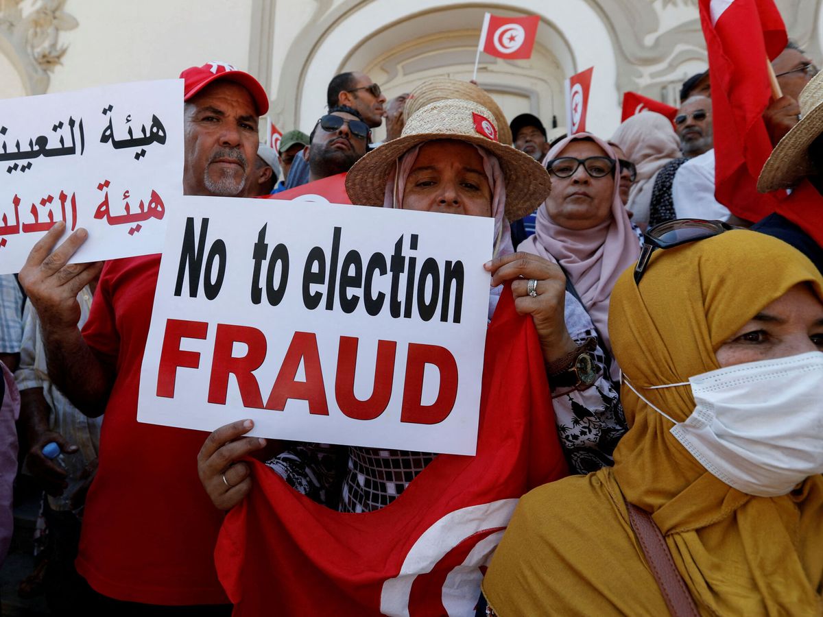 Foto: Manifestantes protestan contra el referéndum en Túnez. (REUTERS/Zoubeir Souissi)