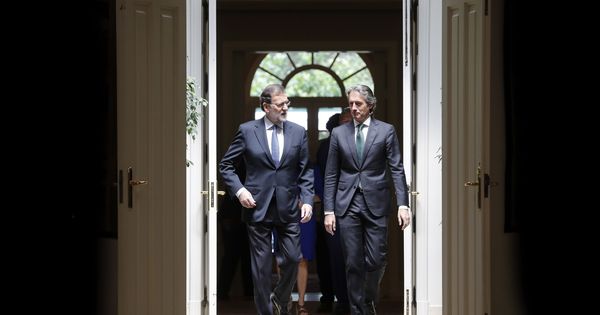 Foto: El presidente del Gobierno, Mariano Rajoy, y el ministro de Fomento, Íñigo de la Serna, en la presentación del Plan de Inversiones. (EFE)