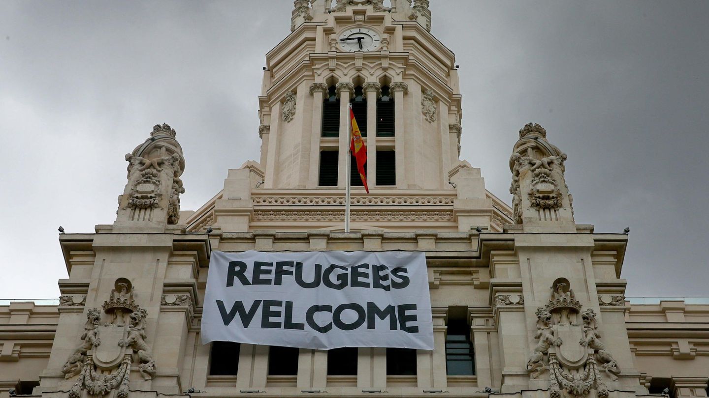 Pancarta colocada en el Ayuntamiento de Madrid. (EFE)