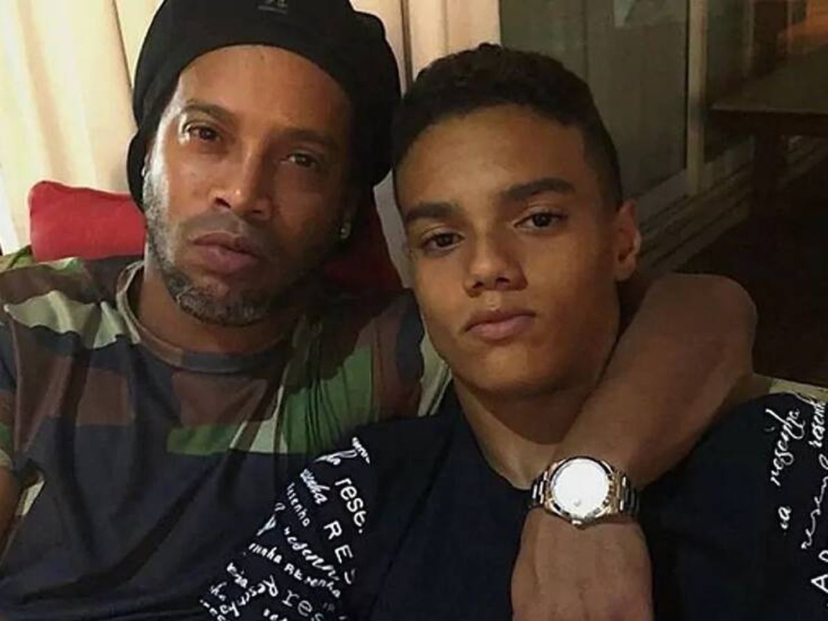 Foto: Ronaldinho posa junto a su hijo, Joao Mendes. (Instagram).