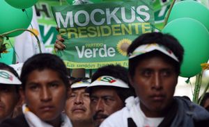Colombia se debate entre la continuidad de Santos y la novedad del extravagante Mockus