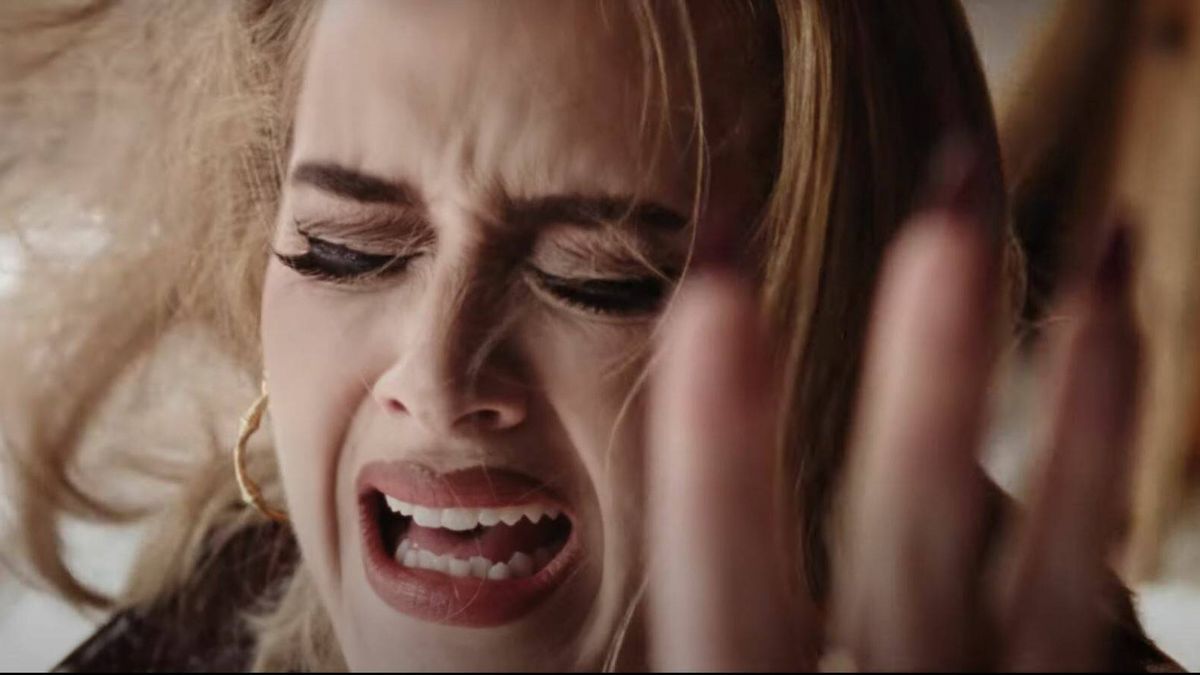 El nuevo videoclip de Adele nos regala el eyeliner más potente y  la manicura garra