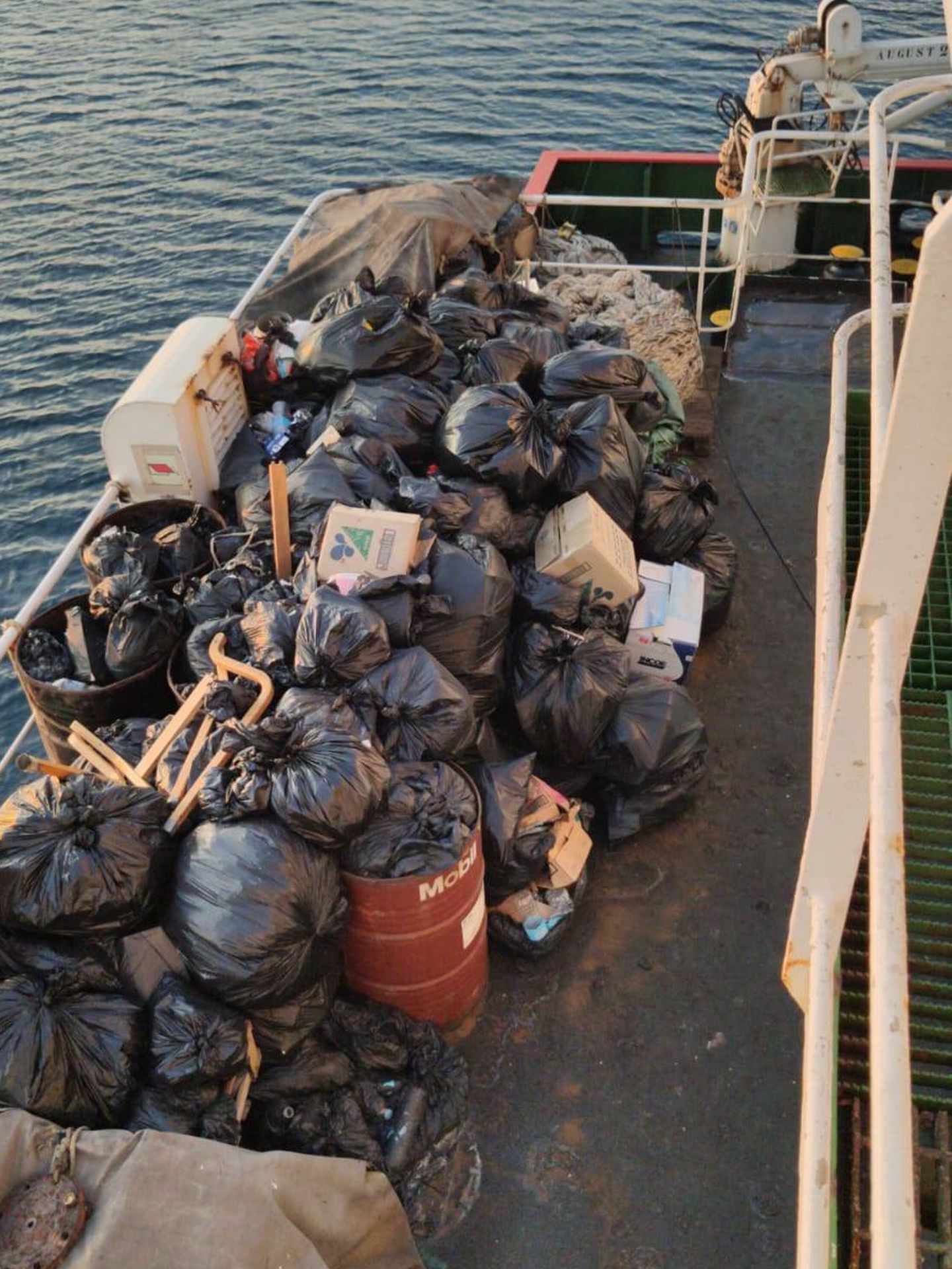 Imagen de la basura acumulada en la cubierta del 'Celanova'