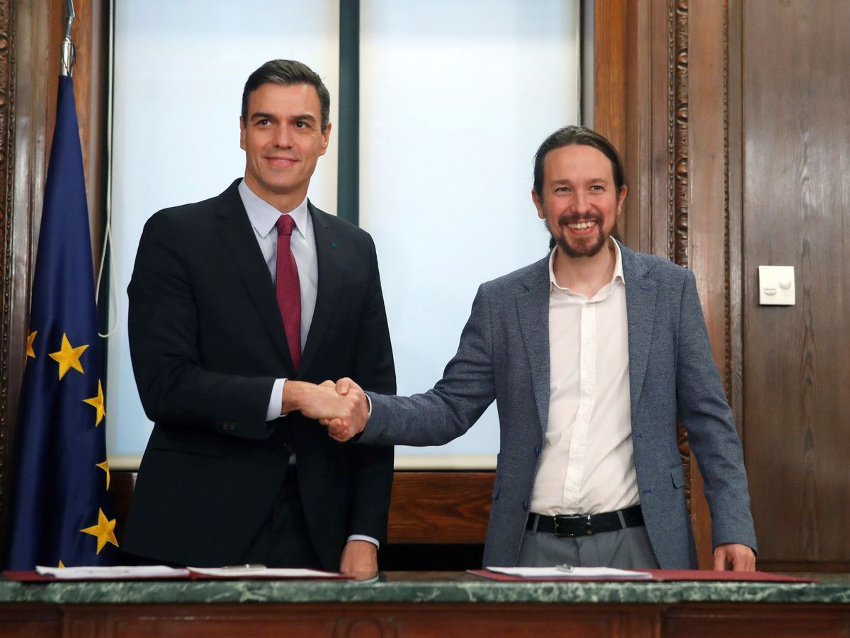 Foto: Pedro Sánchez y el exlíder de Podemos, Pablo Iglesias, tras firmar el acuerdo programático para el Gobierno de coalición. (EFE/JuanJo Martín)