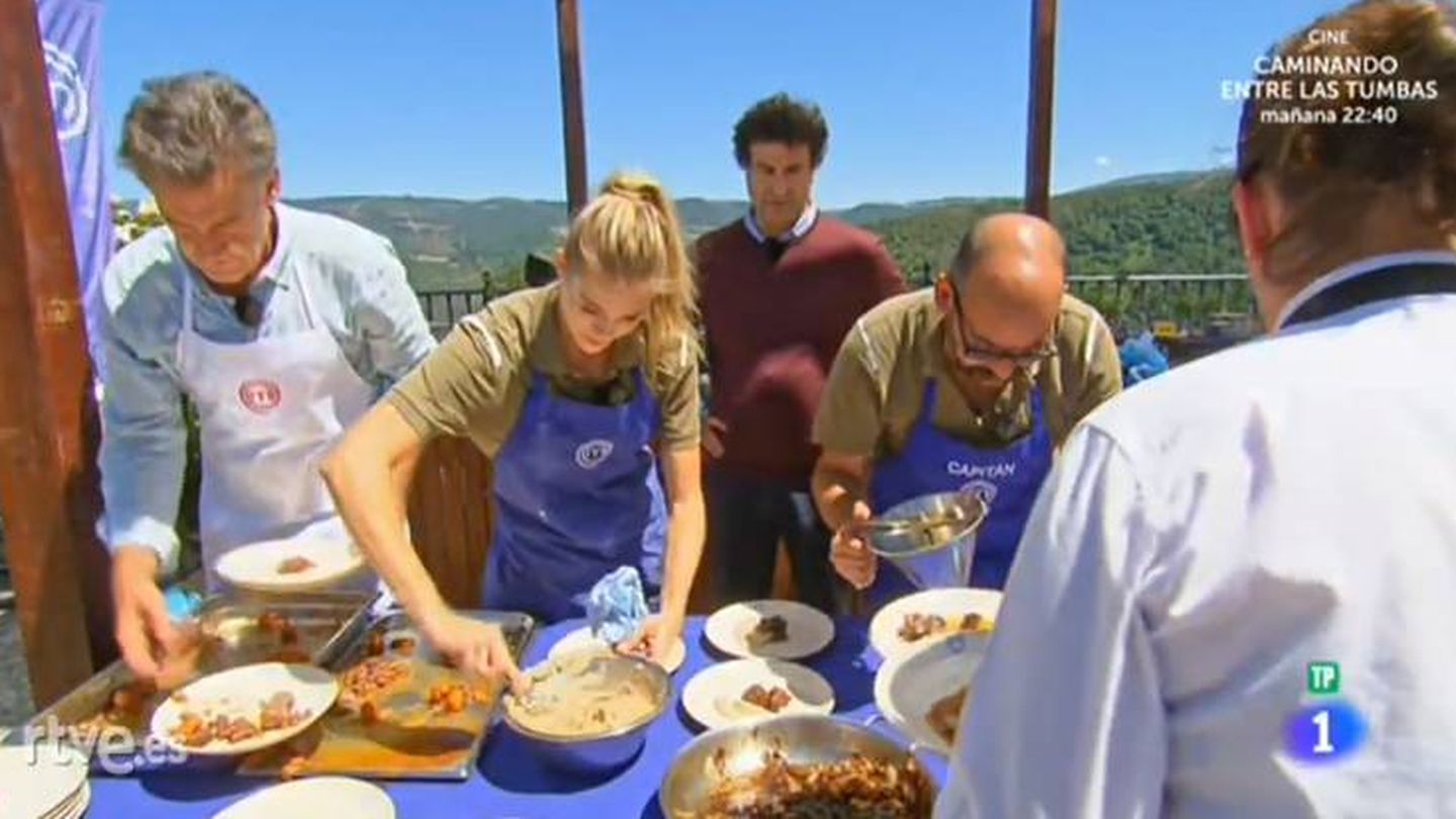 Los tres concursantes finalizan sus platos ante la atenta mirada de Pepe Rodríguez