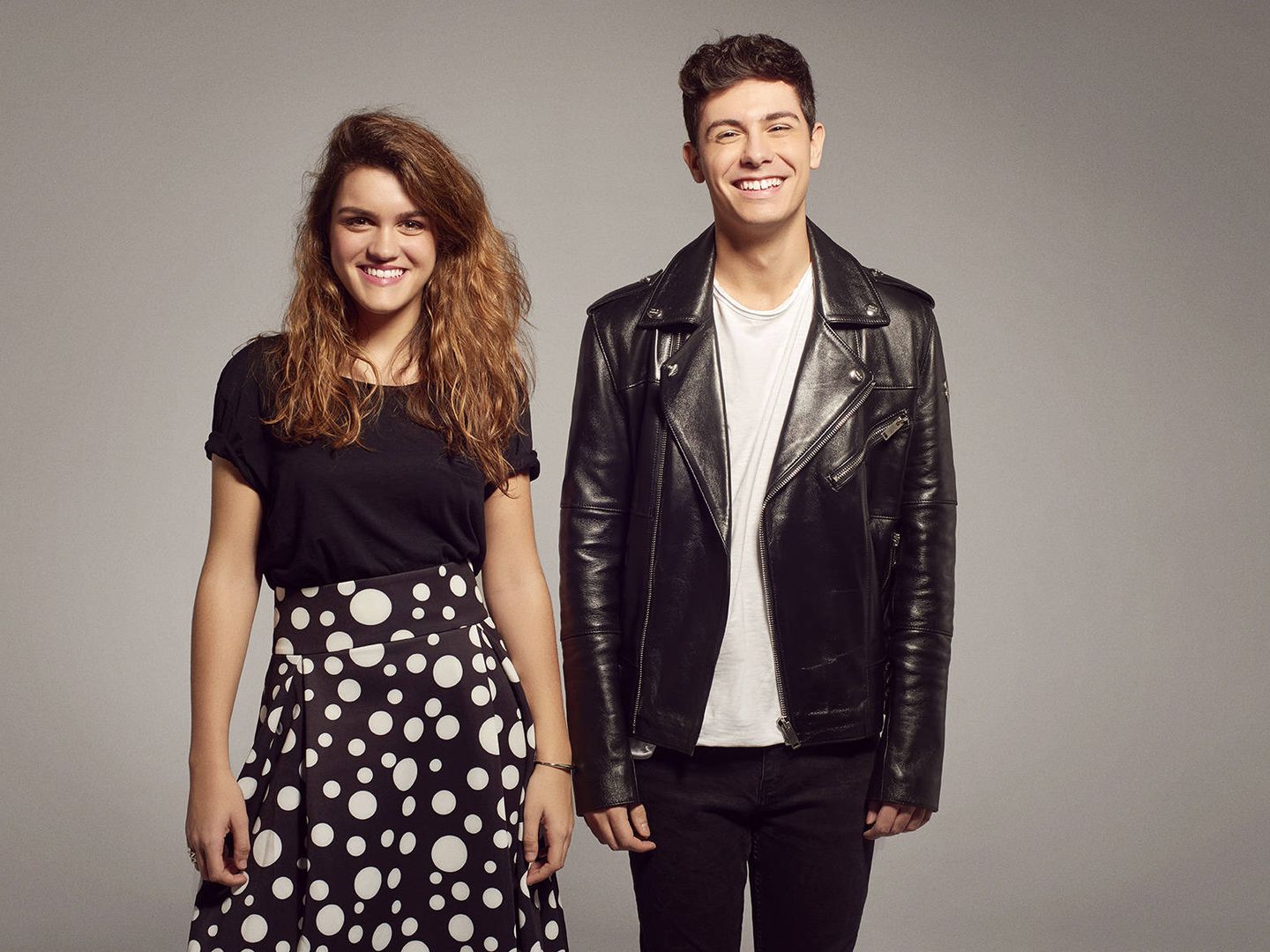 Amaia y Alfred, sonrientes en una de las fotos oficiales para Eurovisión 2018. (RTVE)