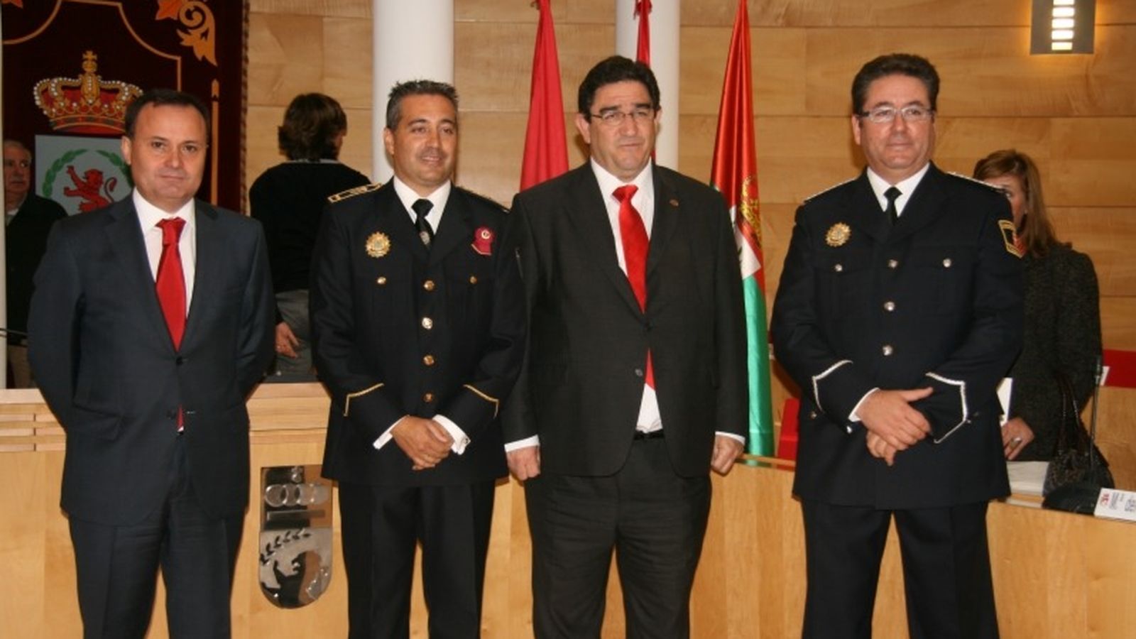 Foto: Los oficiales imputados, Gabriel Ángel Cerrado (segundo por la izquierda) y José Miguel Regidor (primero por la derecha).
