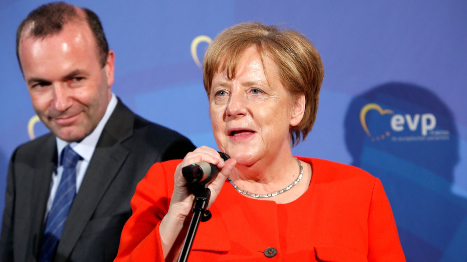 Foto: Angela Merkel con Manfred Weber en un reciente encuentro en Munich (REUTERS)