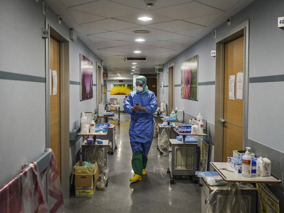 Foto: Un médico en el Hospital Clinical Institute Citta Studi Milan (EFE)