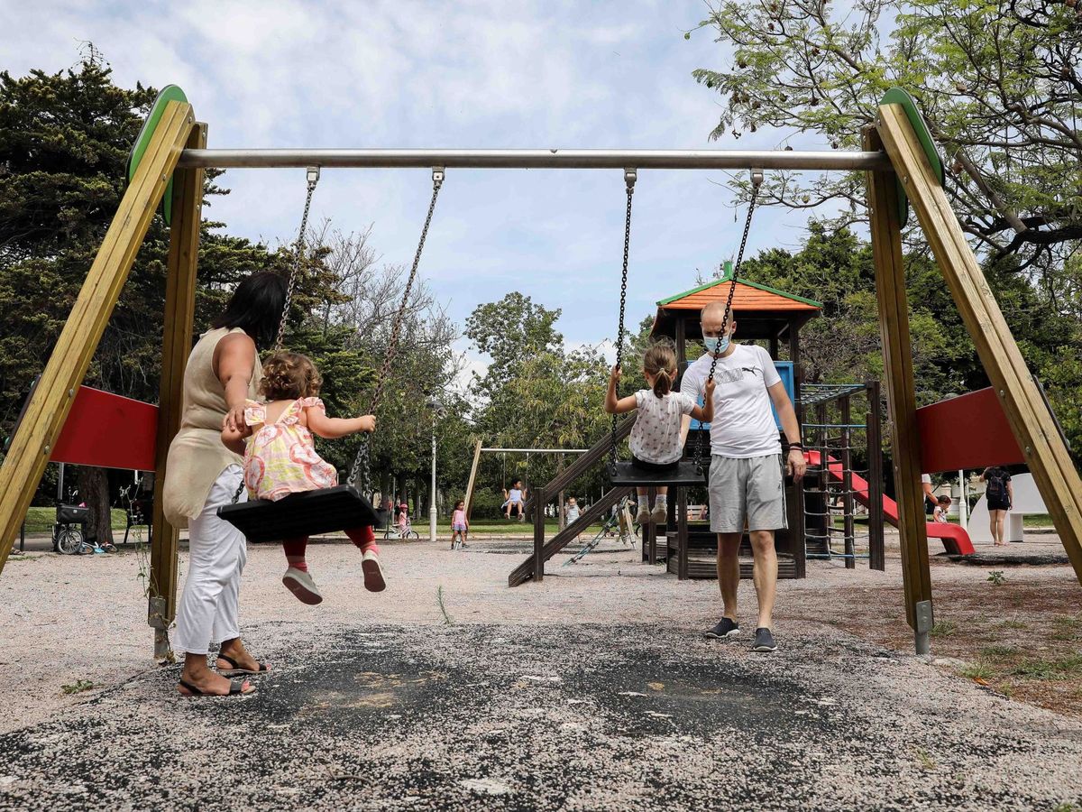Foto: Varios niños juegan en un parque infantil. (EFE)