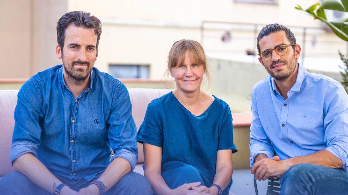 Sançar Şahin (izquierda), cofundador de Oliva Health y CMO, Sarah Bateup (centro), 'chief clinical officer', y Javier Suárez, cofundador y CEO. (Cedida)