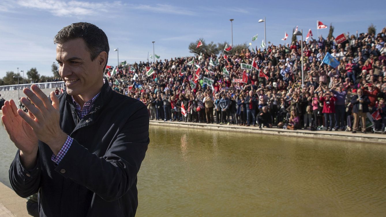 Foto: Pedro Sánchez aplaude en el Parque Tecnológico de Dos Hermanas, donde anunció este 28 de enero su candidatura. (EFE)