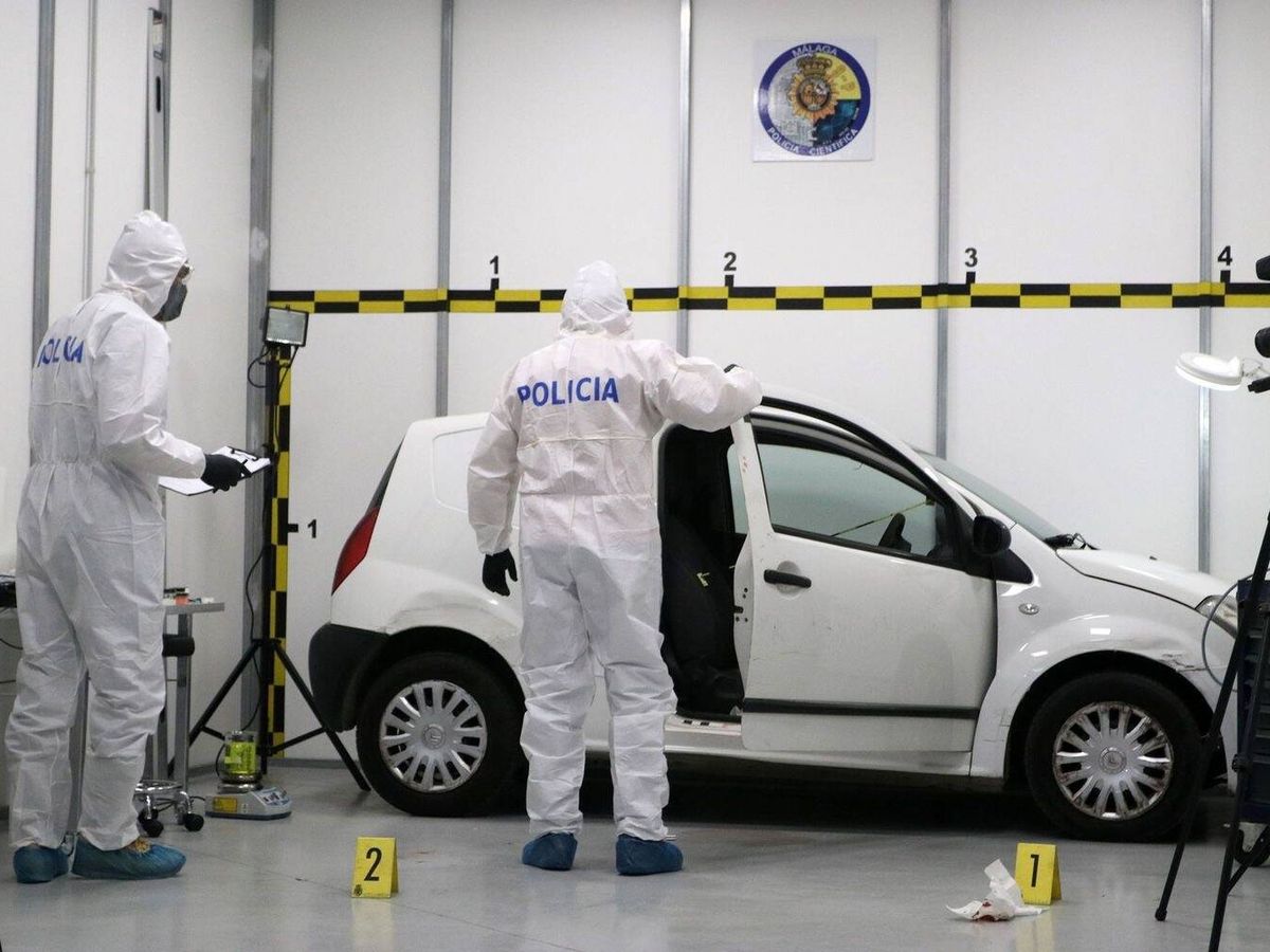 Foto: Agentes de la Policía Científica, revisando un vehículo en la novedosa 'cabina de revelado'. (Policía Nacional)
