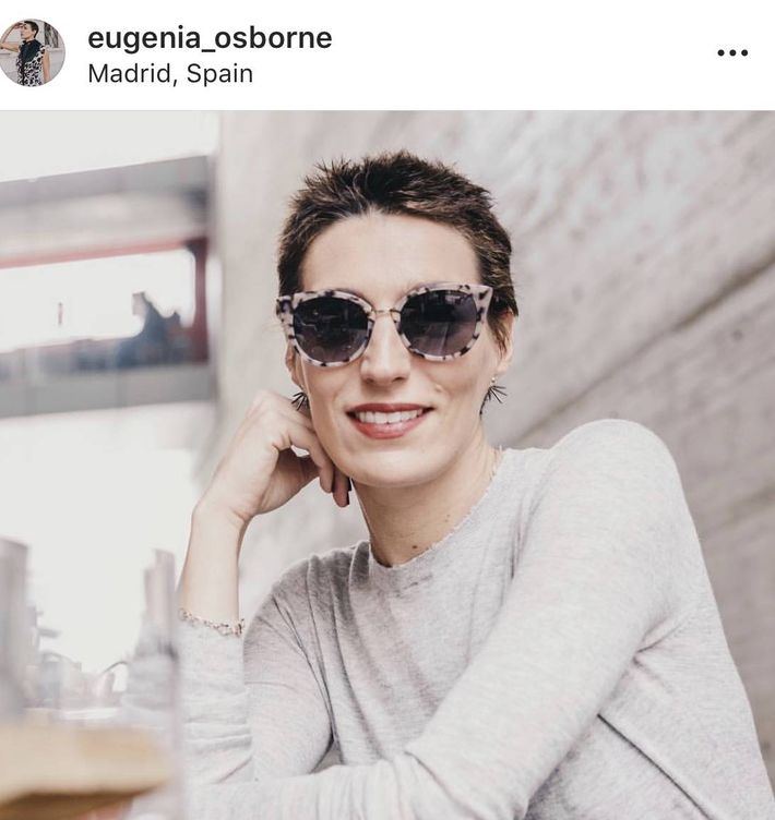 La modelo y empresaria Eugenia Osborne prometió a sus fans cortarse el pelo y lo cumplió.