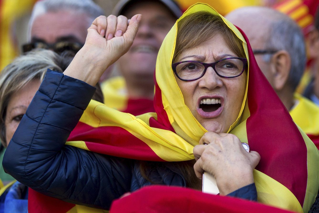 Una mujer, durante una manifestación convocada por Societat Civil Catalana en Barcelona. (EFE)