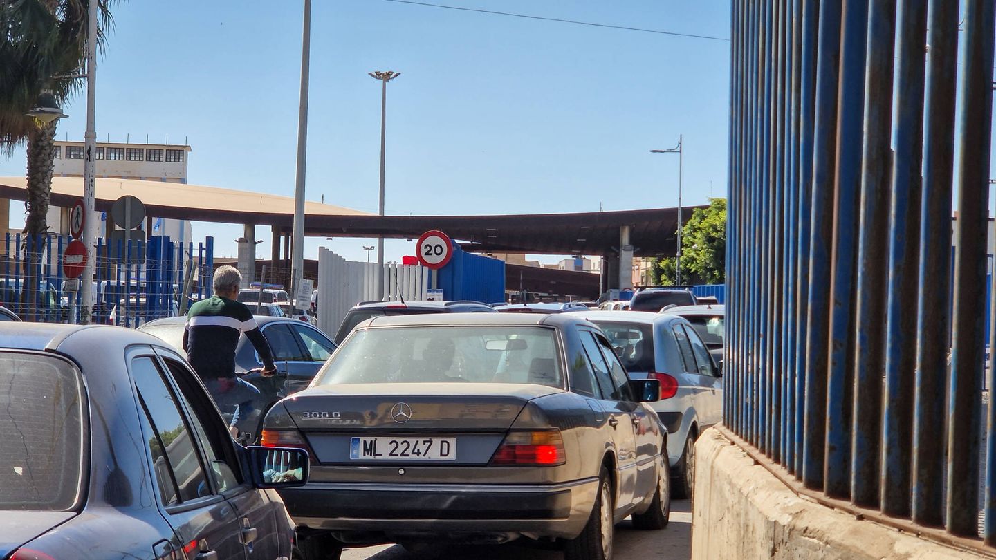Colas de coches en el paso fronterizo de Beni Enzar. (Javier García Angosto)