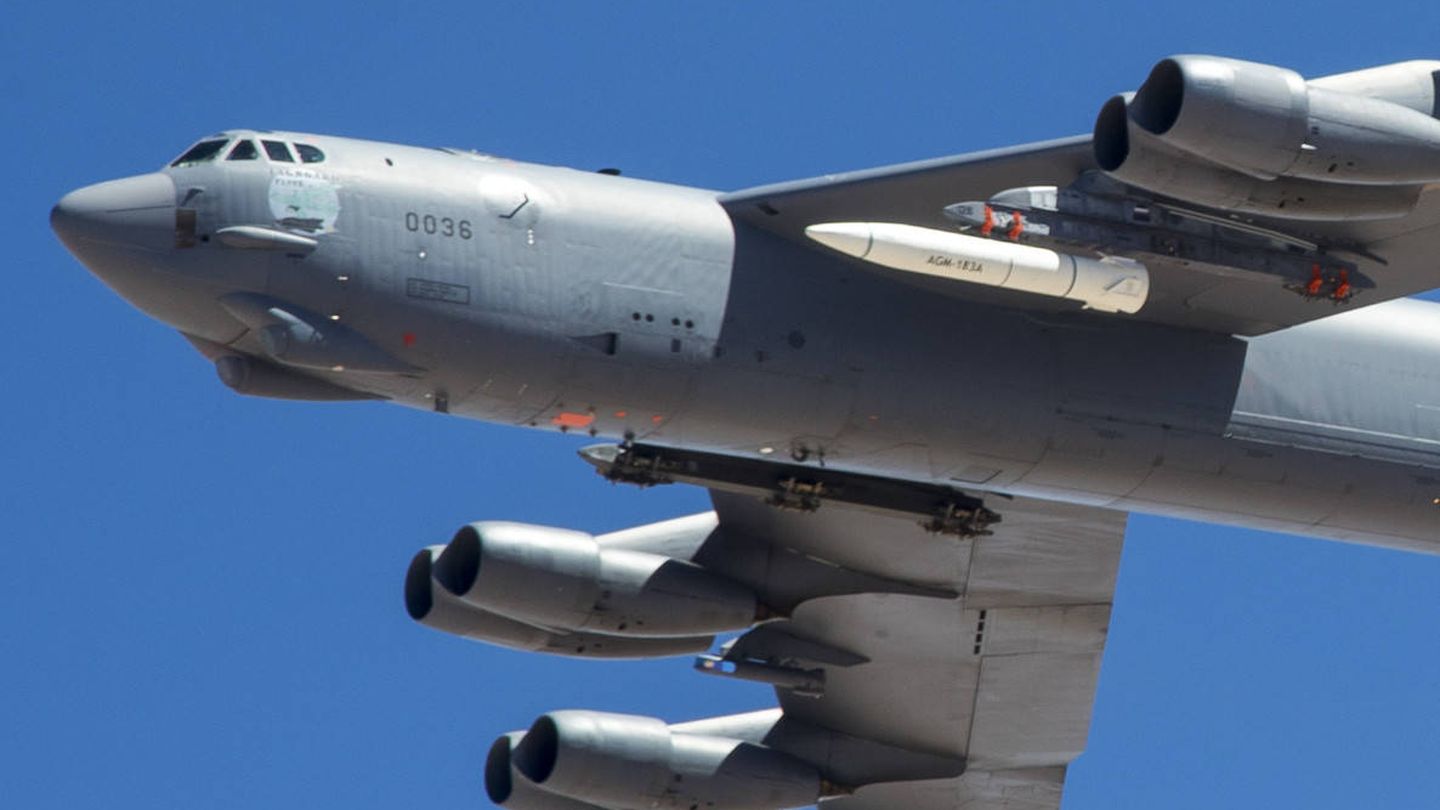 B-52 llevando el prototipo del misil AGM-183A ARRW. (USAF)