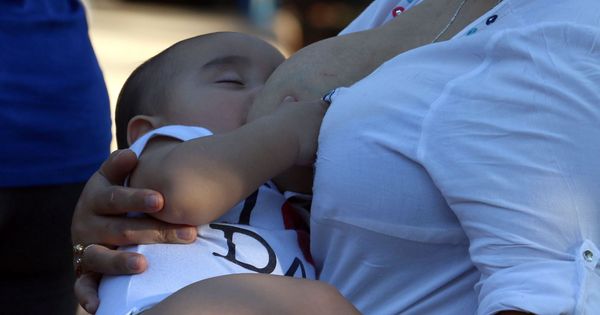Foto: Una mujer amamanta a su hijo. (EFE)