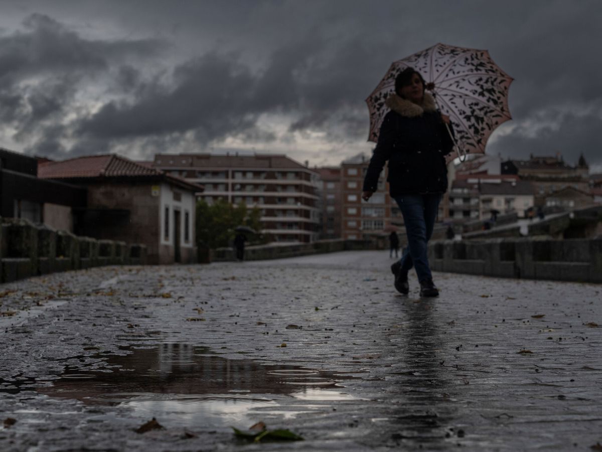 Foto: Una borrasca profunda atlántica cambiará radicalmente el tiempo en España esta semana. (EFE/Lorenzo)