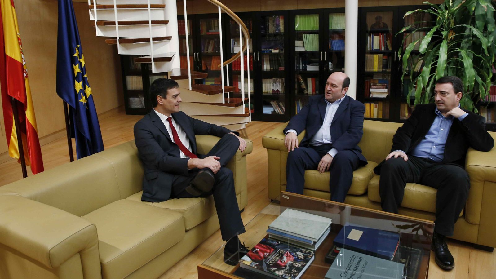 Foto: Pedro Sánchez con el presidente del PNV, Andoni Ortuzar (a la izquierda) y el portavoz en el Congreso, Aitor Esteban, este 6 de febrero de 2016. (EFE)