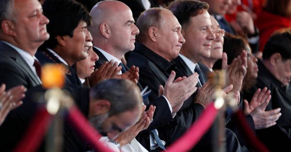 Foto: Vladimir Putin durante la presentación de la Copa del Mundo 2018, acompañado por el Presidente de FIFA Gianni Infantino y el mandatario boliviano Evo Morales. (REUTERS)