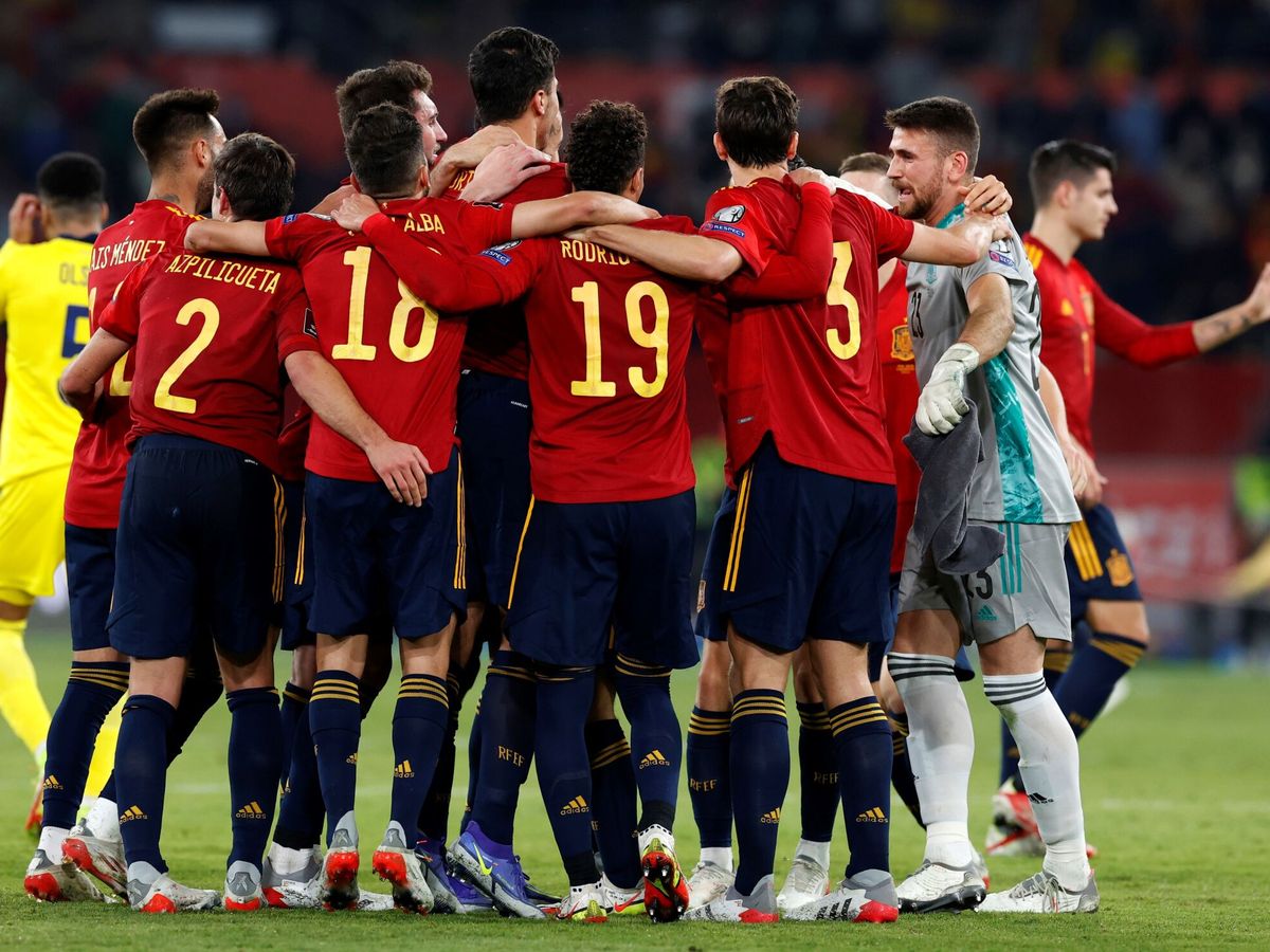 Foto: Los jugadores de la selección española de fútbol celebran la victoria ante Suecia el pasado noviembre. (EFE/Julio Muñoz)