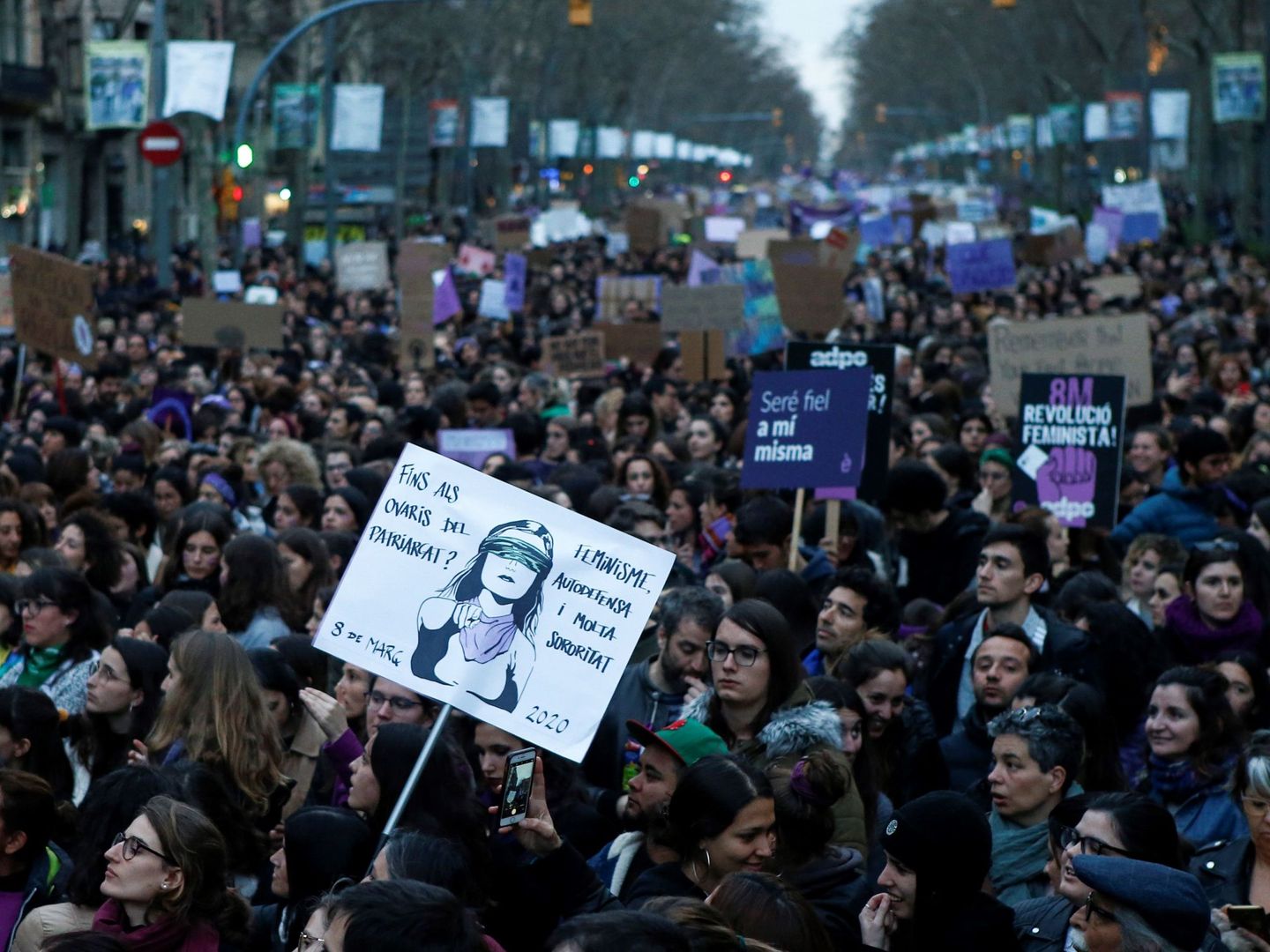 Participantes en la manifestación celebrada hoy en Barcelona convocadas por los colectivos feministas. (EFE)
