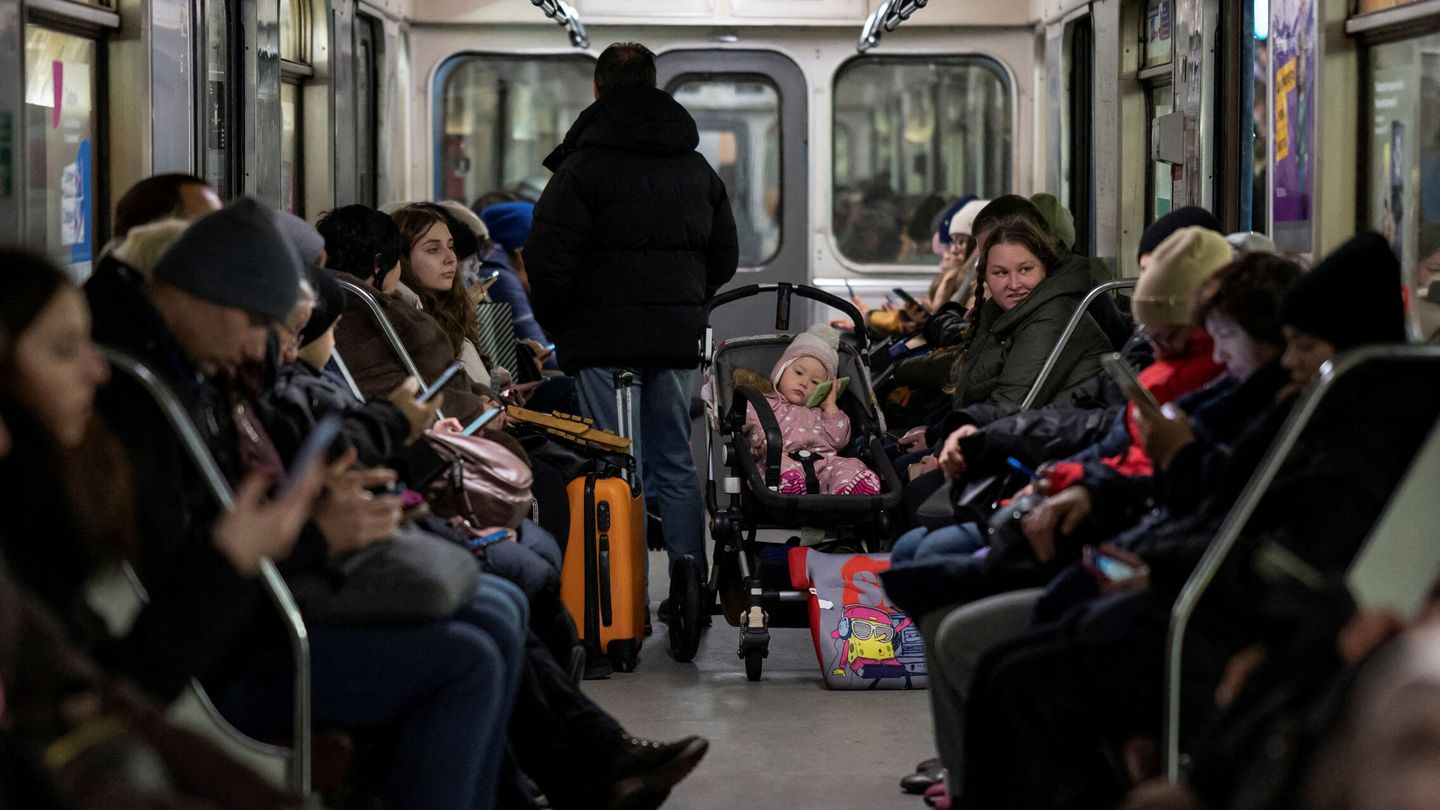 Gente refugiada en el Metro durante los ataques. (Reuters)