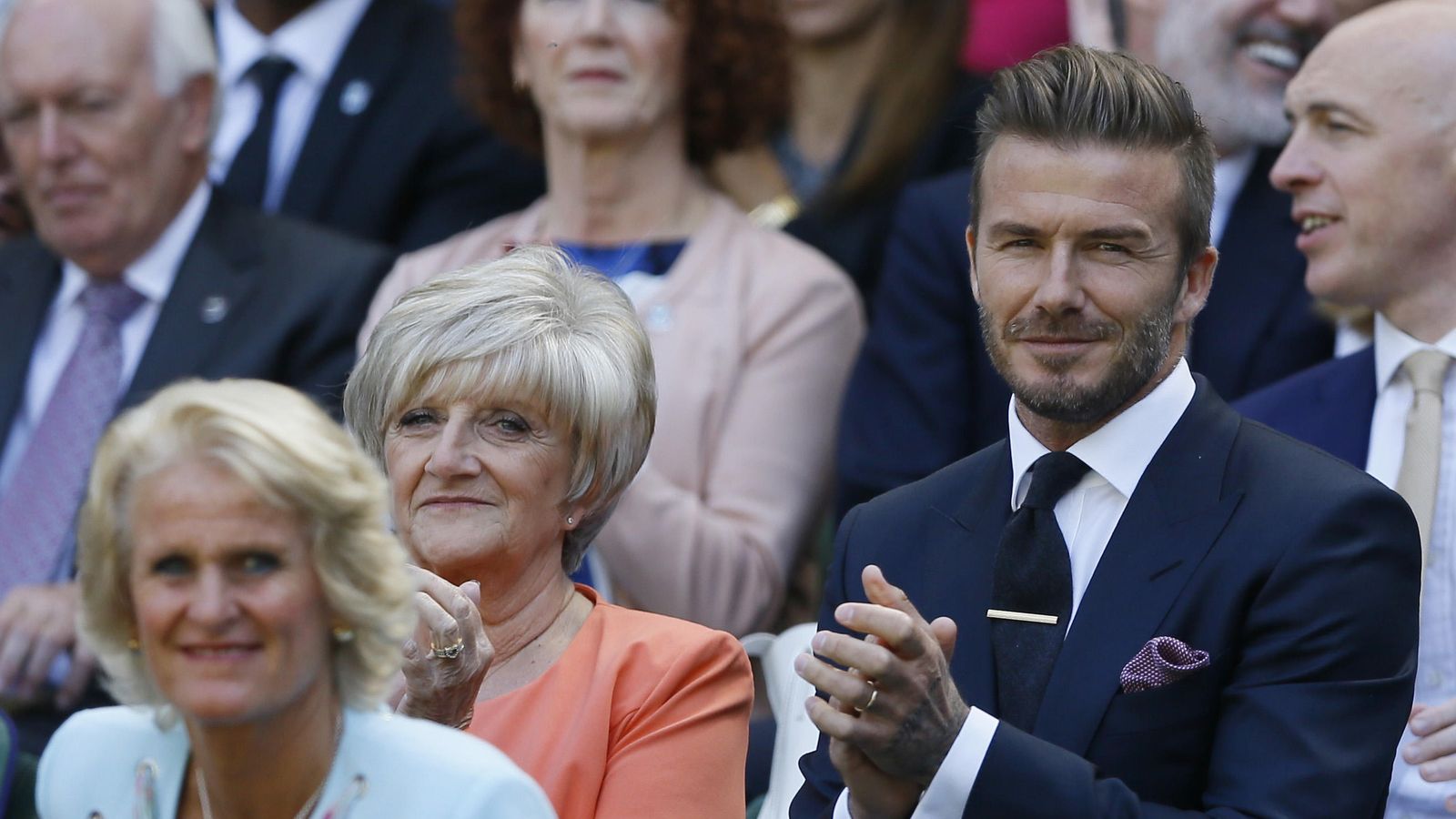 Foto: David Beckham junto a su madre, Sandra, en uno de los partidos (Reuters)