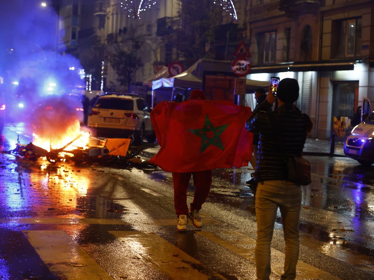 Foto: Enfrentamientos en Bruselas tras la victoria de Marruecos ante Bélgica. (EFE EPA/Stephanie Lecocq)