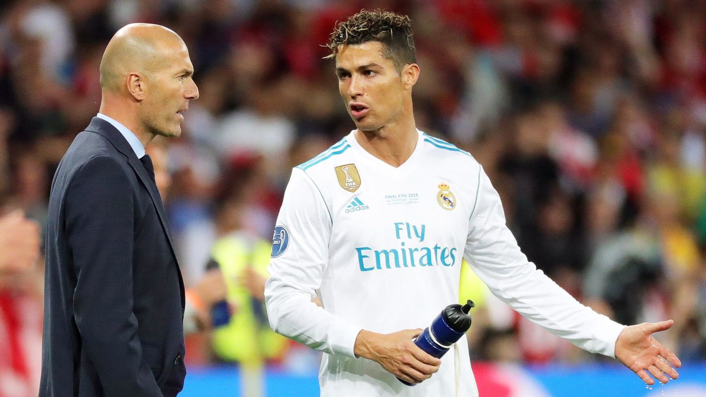 Zidane conversa con Ronaldo. (EFE)