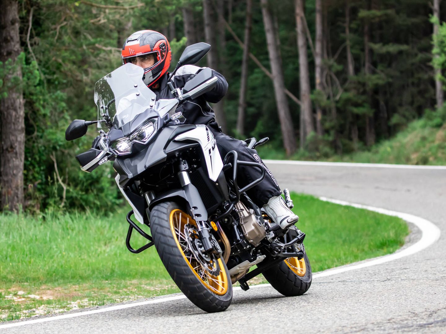 La SRT 700X es una moto muy completa, ideal para moverse por carretera de curvas; y una excelente opción turística.