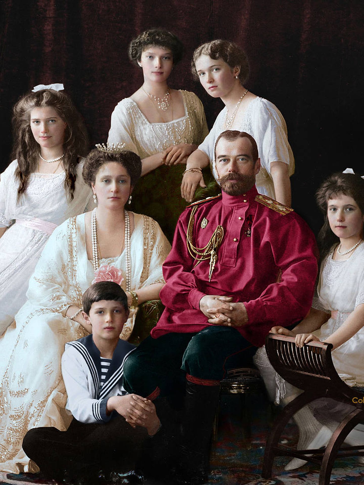 Imagen clásica del zar Nicolás II con su familia coloreada por la artista Olga Shirnina. (Archivo)