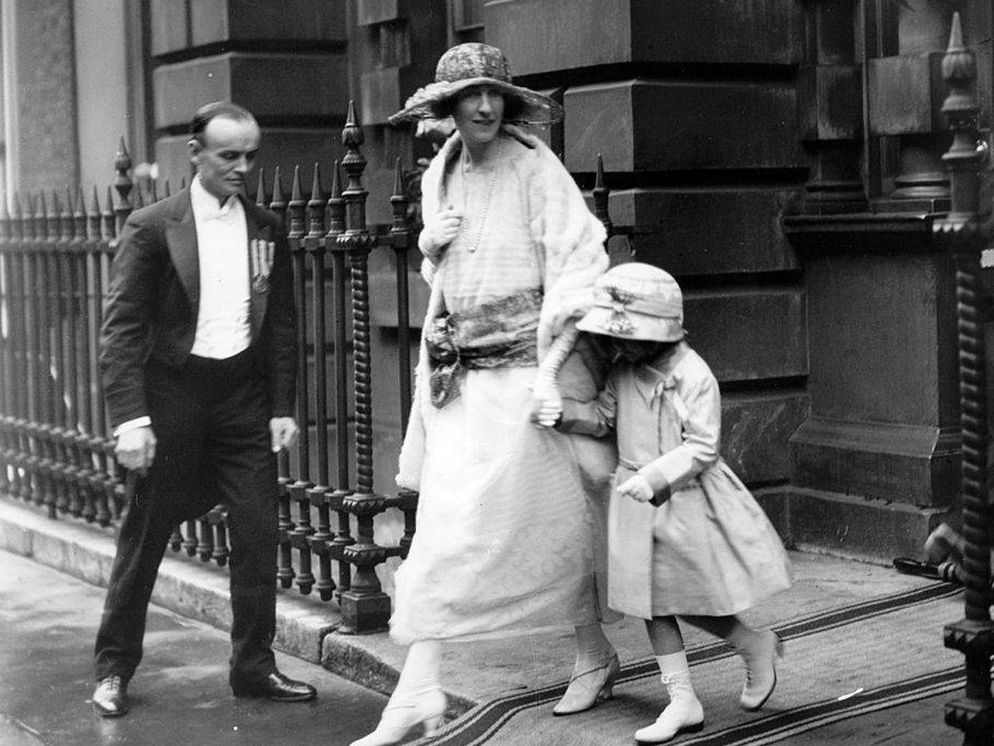 John Herbert Bowes-Lyon y su esposa en la boda de la Reina Madre, en 1923. (Getty)