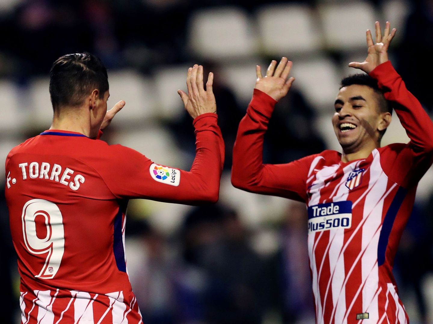 Torres y Correa celebran el gol del canterano. (EFE)