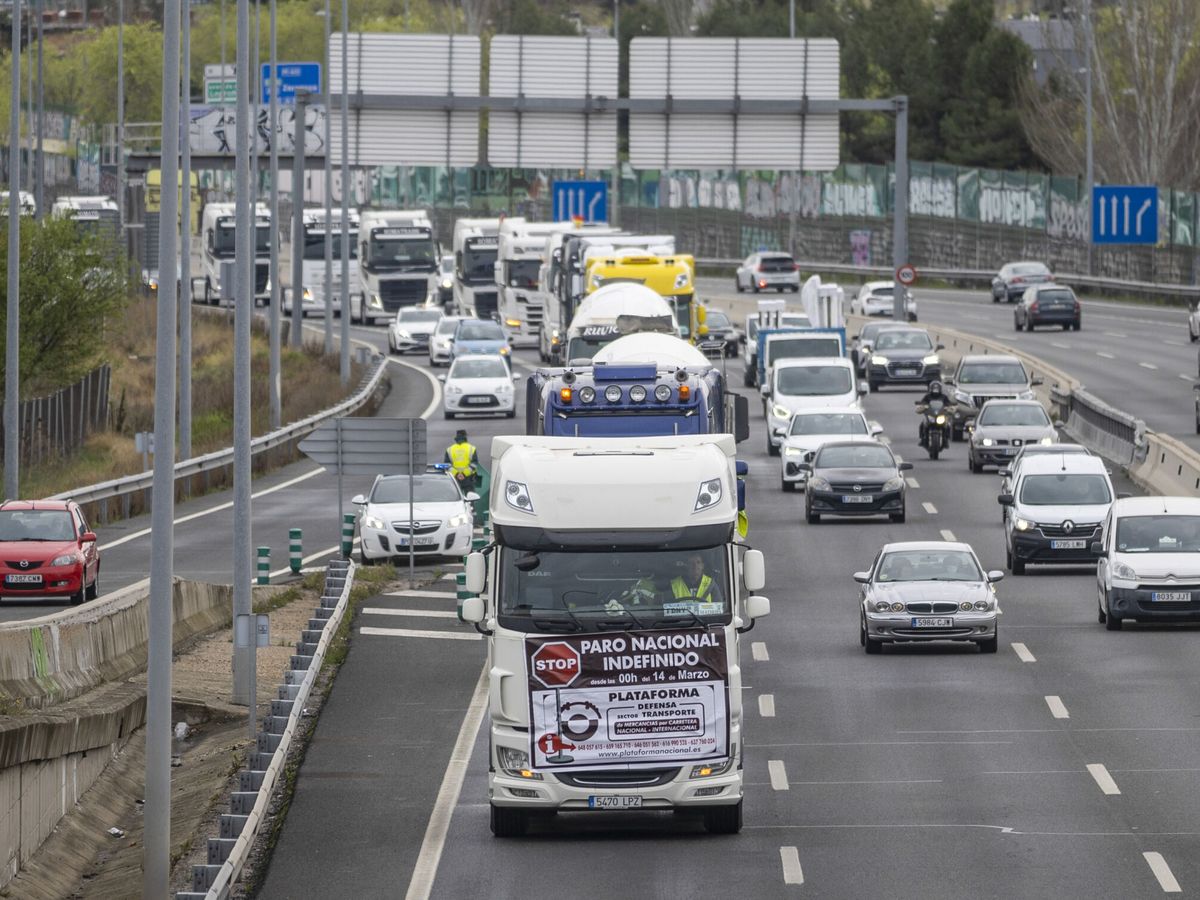 Foto: Los transportistas, durante una de sus protestas de esta semana. (EFE/Rodrigo Jiménez)