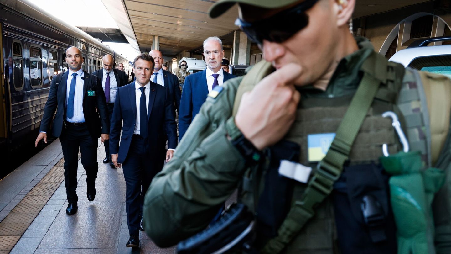 Macron, en su llegada en tren a Kiev. (EFE/EPA/Ludovic Marin)