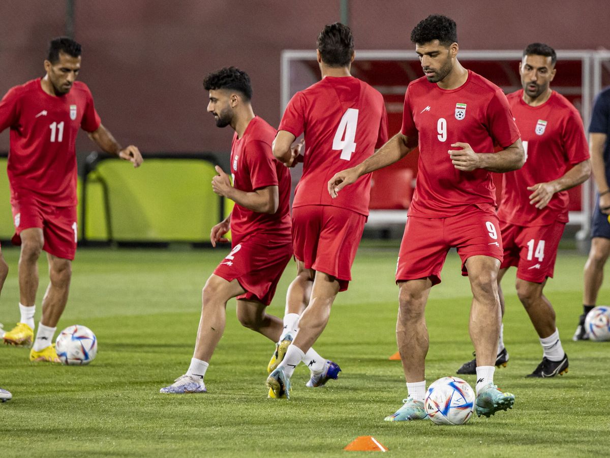 Foto: Los jugadores de la selección de Irán entrenan en Doha. (EFE/EPA/Martin Divisek)
