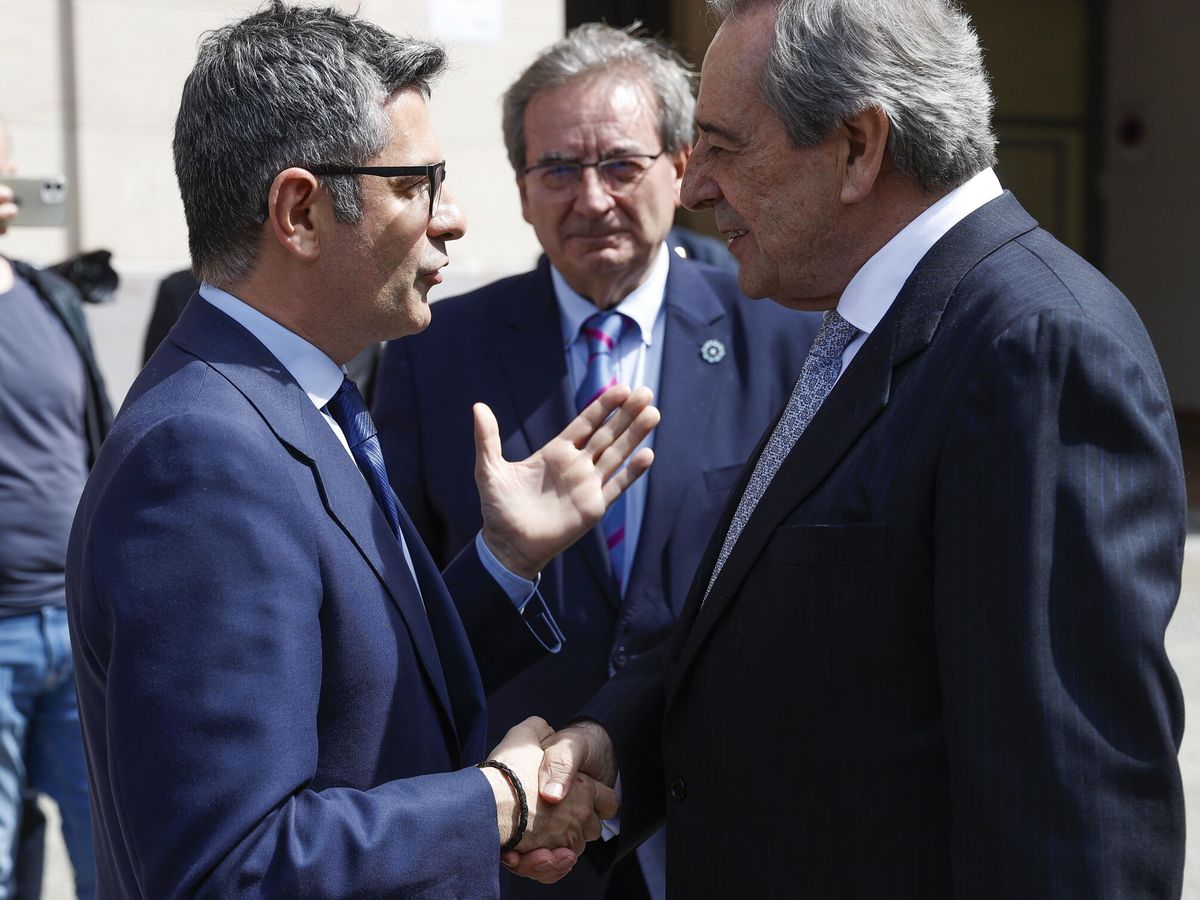 Foto: El ministro Bolaños saluda a Gorroño en los actos de conmemoración del 86 aniversario del bombardeo de Gernika. (EFE/Miguel Toña)