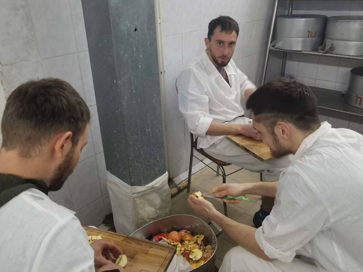Foto: Karnoza, junto con sus amigos, en la cocina de Chernóbil. (Cedida)