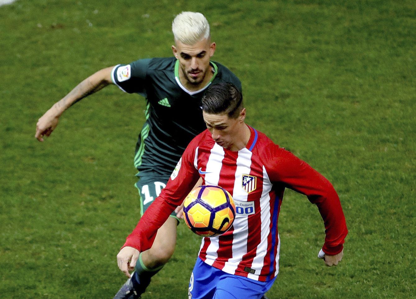 Ceballos lucha con Torres por un balón (Juanjo Martín/EFE).