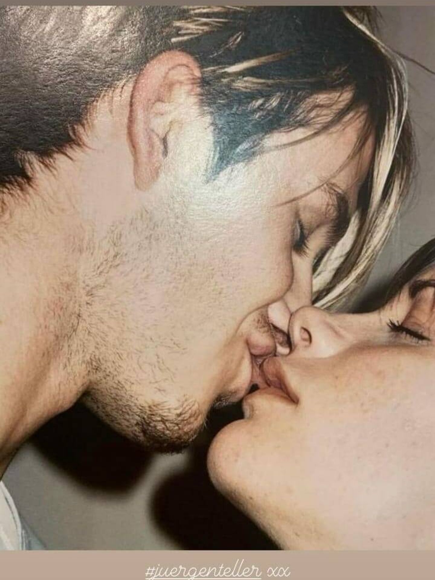 Un beso de lo más tierno de la pareja hace años. (Instagram/@victoriabekham)