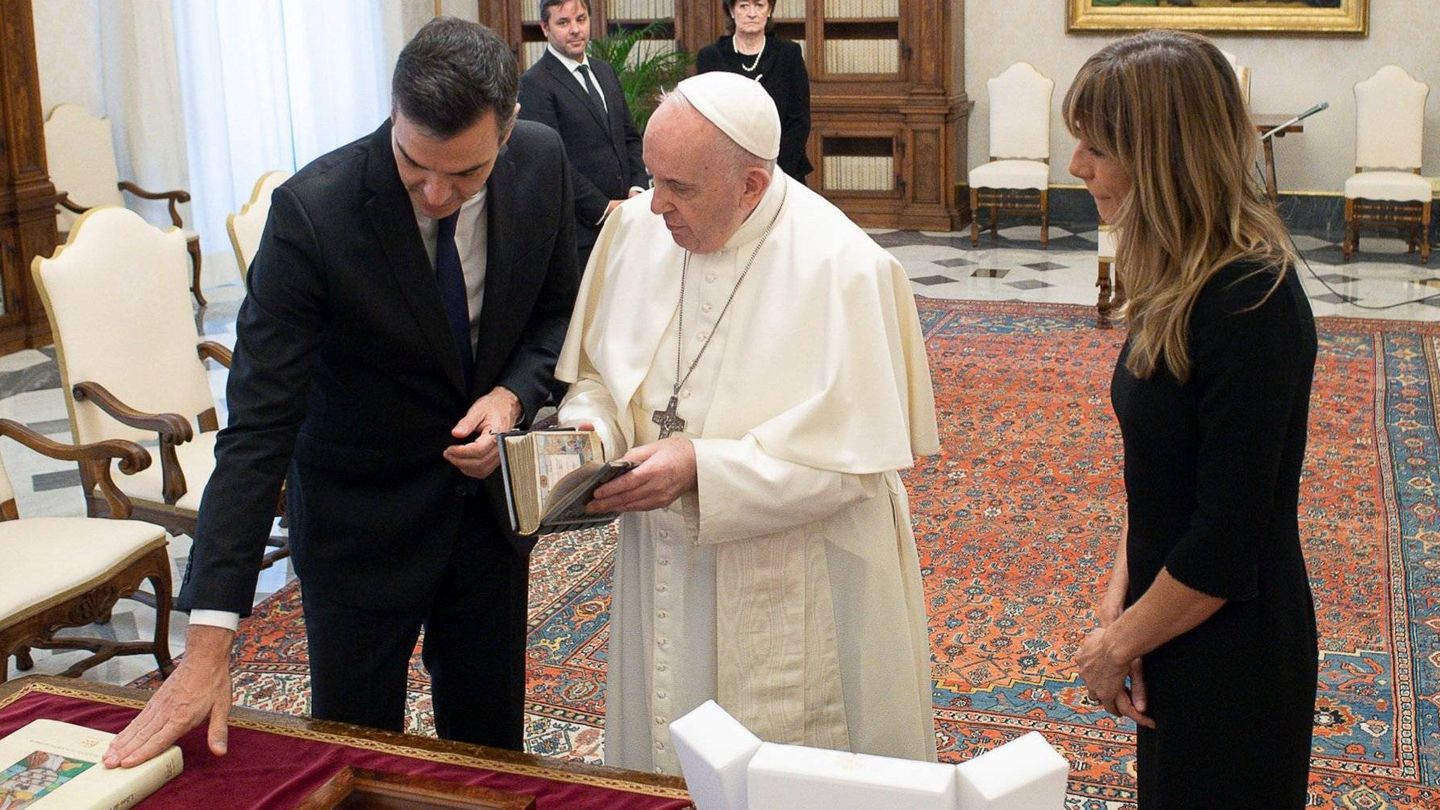 El Papa recibe a Pedro Sánchez y Begoña Gómez en el Vaticano.