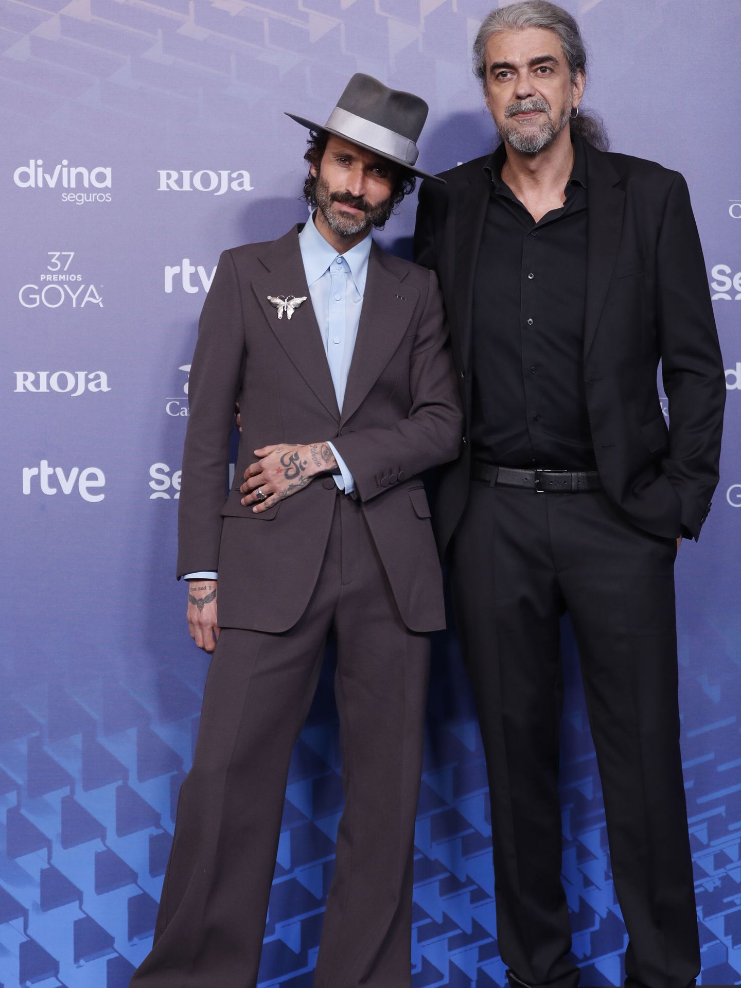 SEVILLA 11 02 2023.- El cantante Leiva (i) y el director de cine Fernando León de Aranoa posan para los medios gráficos en la alfombra roja de la XXXVII Gala de los Premios de la Academia de Cine, 