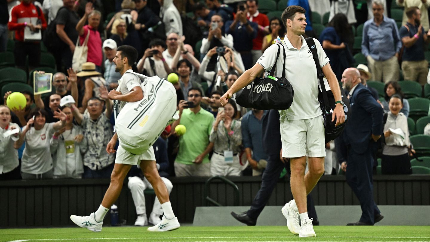 Djokovic y Hurkacz abandonan la pista. (Reuters/Dylan Martínez)