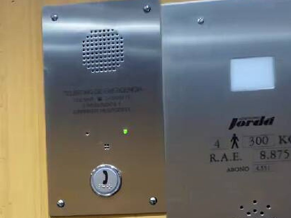 Foto: Llama al botón de emergencia del ascensor y lo que le dice la voz que responde deja en shock a todo internet.(TikTok)