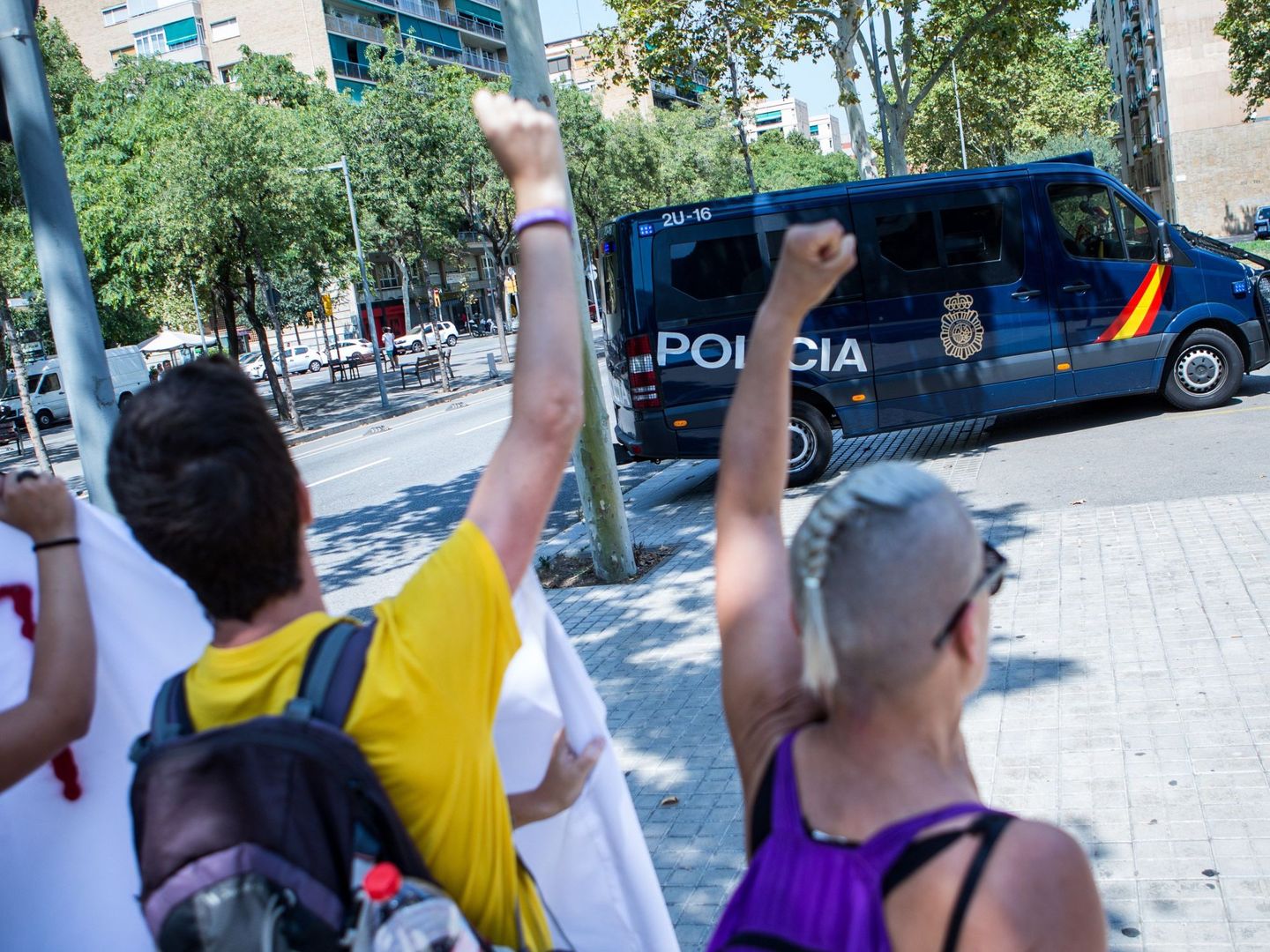 Un grupo del colectivo Alerta Solidaria, protestan contra la detención de un miembro de los CDR por haber increpado al juez Pablo Llarena a la salida de un restaurante. (EFE)