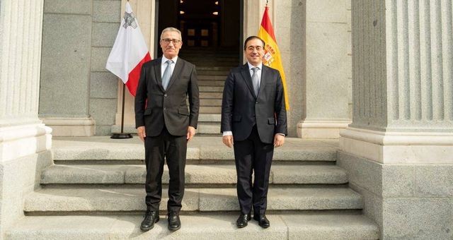 Evarist Bartolo y el ministro español de Asuntos Exteriores, Unión Europea y Cooperación, José Manuel Albares. (Julia Robles) 